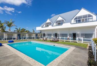 Aloha Seaview Resort Motel allows 18 year olds to book a room