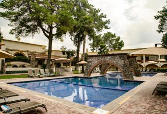 Imperio De Angeles has Balcony rooms