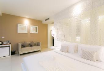 The House Patong has rooms with a private hot tub