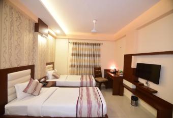 Hotel Varanasi Inn allows 18 year olds to book a room