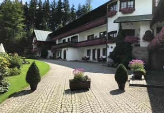 Landhaus Prei  inger allows 18 year olds to book a room