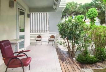 Casa con giardino has Smoking/Balcony rooms