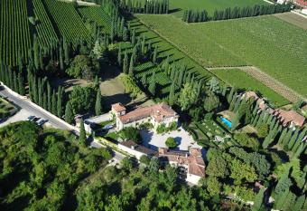 Villa Betteloni Valpolicella Suites allows 18 year olds to book a room