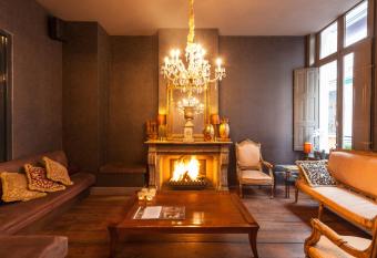 Hotel Diamonds and Pearls has Balcony rooms