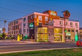 Lexen Hotel - North Hollywood Near Universal Studios has Balcony rooms