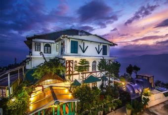 Cochrane Place Hotel has Balcony rooms