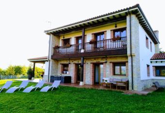 Villa Tiviti has Balcony rooms