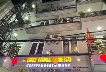 Cat Ba Central Homestay has Balcony rooms