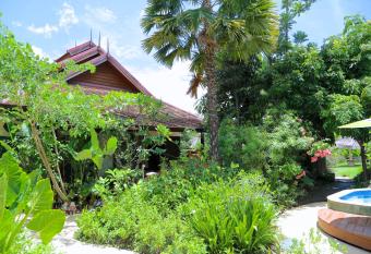 Oriental Siam Resort - SHA Extra Plus Certified has rooms with a private hot tub