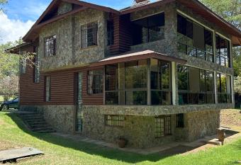 Mayhill West Cottage has Balcony rooms