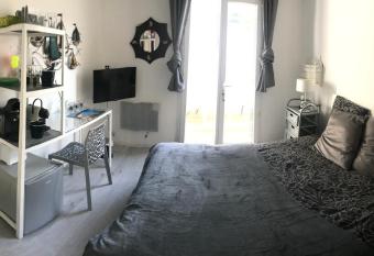 Chambres d H  tes Les Oliviers - Marignane has rooms with a private hot tub