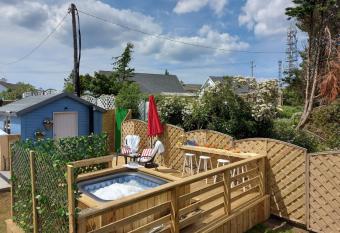 Hillcrest House Self Catering Apartments allows 18 year olds to book a room