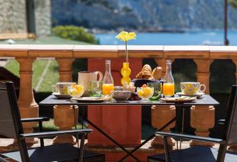 Le Jardin d Emile has Balcony rooms