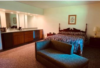 Shadowbrook Resort has rooms with a private hot tub