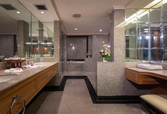 Montien Riverside Hotel Bangkok has rooms with a private hot tub