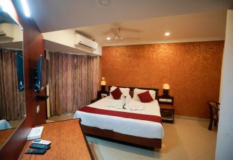 Kallely s Park Inn, Chalakudy allows 18 year olds to book a room