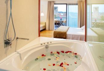 Hotel Balneario Prats has Balcony rooms