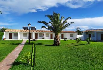 El Levante allows 18 year olds to book a room