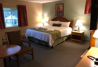 Colonial Resort-1000Islands has rooms with a private hot tub