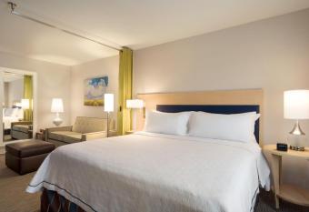 Home2 Suites by Hilton - Leavenworth Downtown has rooms with a private hot tub