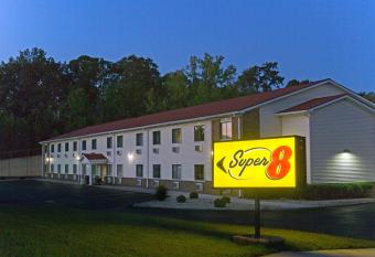 Super 8 by Wyndham Radcliff Ft. Knox Area allows 18 year olds to book a room