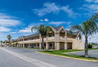 Motel 6 Buttonwillow Central has Smoking rooms