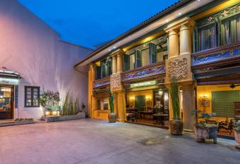 Yeng Keng Hotel allows 18 year olds to book a room