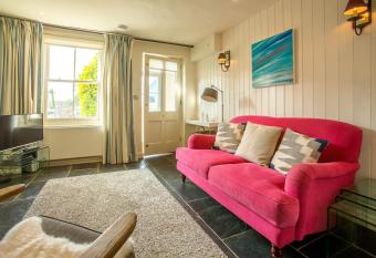 Nutshell has Balcony rooms