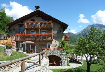 La Fattoria di Roven has Balcony rooms