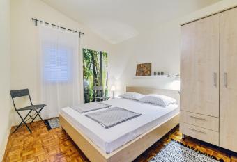 Apartman Veronika Zadar allows 18 year olds to book a room