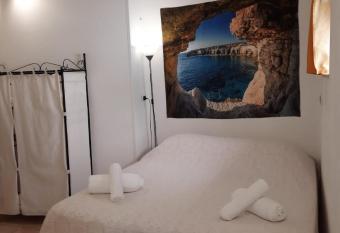Room Calafatari allows 18 year olds to book a room