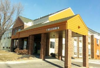 Sunset Inn & Suites has rooms with a private hot tub