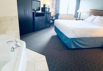 AmericInn Lodge & Suites Green Bay East has rooms with a private hot tub