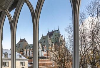 H  tel Manoir Vieux-Qu  bec has rooms with a private hot tub