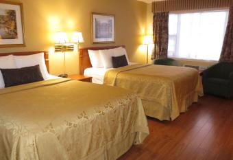 Super 8 by Wyndham Gananoque - Country Squire Resort has rooms with a private hot tub