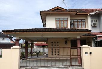 Shang Homestay Miri has Balcony rooms