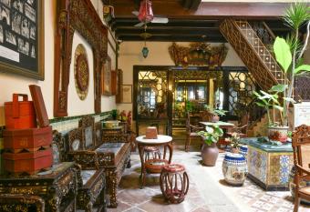 5 Heeren Museum Residence has rooms with a private hot tub