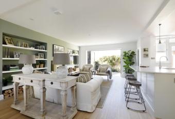 Bennet House has Balcony rooms