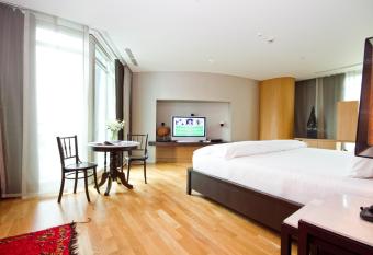 Maduzi Hotel, Bangkok - Asoke has rooms with a private hot tub