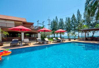 Palm Beach Resort has rooms with a private hot tub