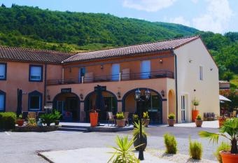Hotel Restaurant Les Chataigniers allows 18 year olds to book a room