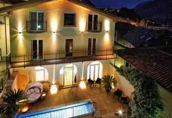 Villa Maggie on Lake Como has rooms with a private hot tub