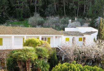 Hostal Catalina Vera allows 18 year olds to book a room