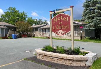 Motel de l'Outlet allows 18 year olds to book a room