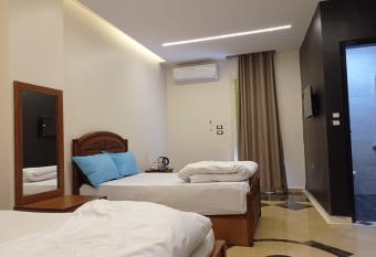 Royal Pyramids Inn has rooms with a private hot tub