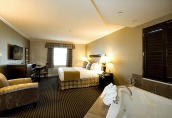 Ramada by Wyndham Surrey/Langley has rooms with a private hot tub