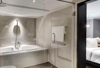 S15 Sukhumvit Hotel has rooms with a private hot tub