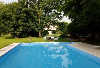 SoloQui allows 18 year olds to book a room