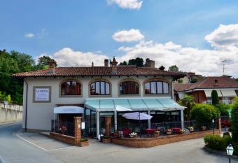 La Crota Ristorante e Camere da Danilo dal 1983 allows 18 year olds to book a room
