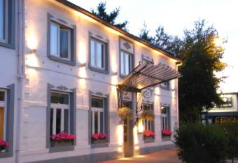 PRET A GOUTER bistro bar bed allows 18 year olds to book a room